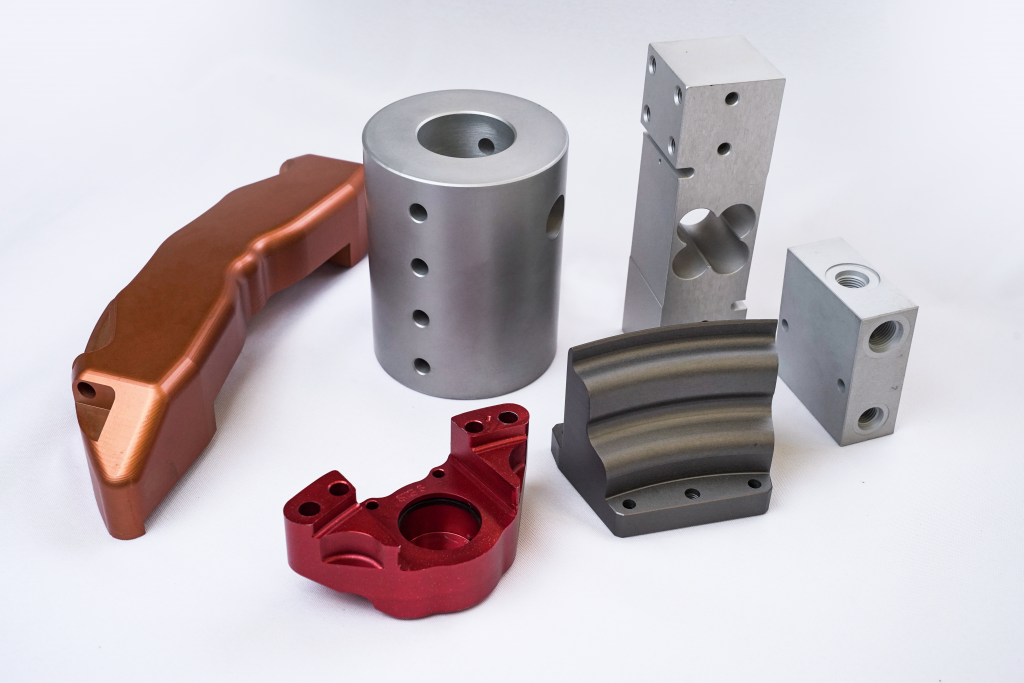 Banhos de proteção em peças metálicas: Peças revestidas com o tratamento de Anodização Dura