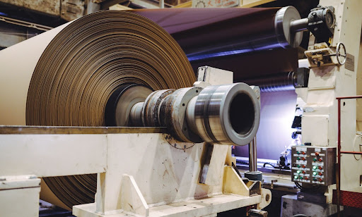 Equipamentos industriais para papel e celulose com revestimentos anticorrosivos aplicados para maior proteção e durabilidade.